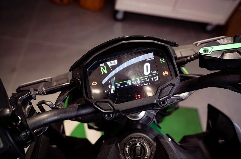 Dashboard cover with sunshade compatible with Kawasaki Z900 2020-2024